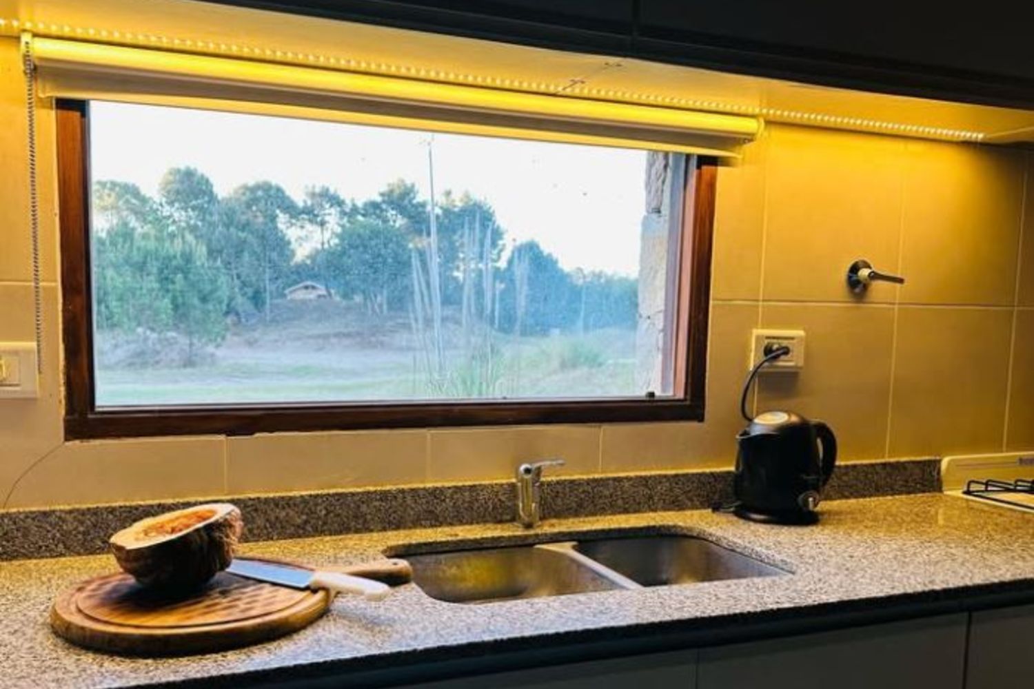 La cocina, con la ventana al bosque