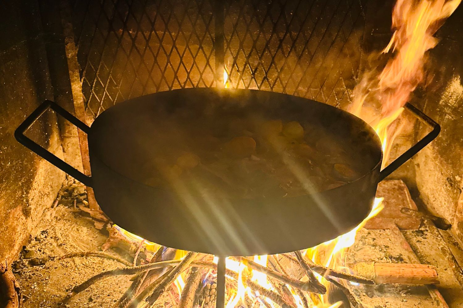 El fuego encendido en la parrilla de la galería